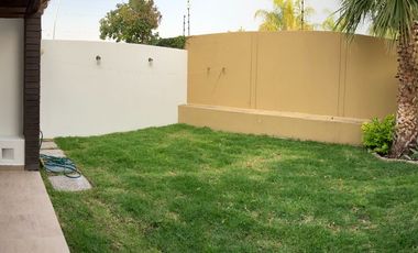 CASA EN VENTA, AMPLIA Y CON JARDIN MUY GRANDE, CONDOMINIO, CAÑADAS DEL LAGO, CORREGIDORA QUERETARO