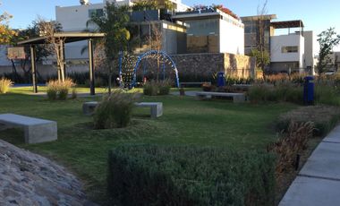 CASA EN VENTA, AMPLIA Y CON JARDIN MUY GRANDE, CONDOMINIO, CAÑADAS DEL LAGO, CORREGIDORA QUERETARO