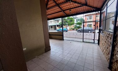 Vendo Casa en La Joya de 3 Dorm. y Garage Techado, 136 m² de Construccion.