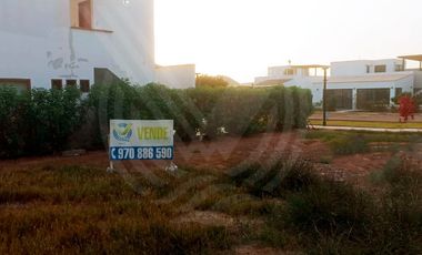 SE VENDE TERRENO EN ESQUINA CON VISTA AL PÓRTICO DE INGRESO Y CON UNA COCHERA. ZONA ESTRÁTEGICA!!!!!!,