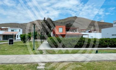 SE VENDE TERRENO EN ESQUINA CON VISTA AL PÓRTICO DE INGRESO Y CON UNA COCHERA. ZONA ESTRÁTEGICA!!!!!!,