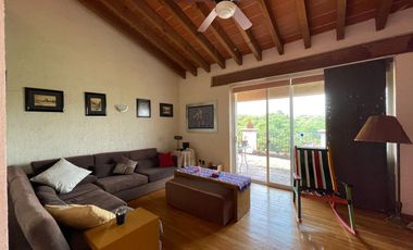 Residencia de lujo en Club de Golf Tabachines con alberca, jardín y loft independiente