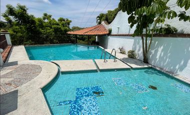 Residencia de lujo en Club de Golf Tabachines con alberca, jardín y loft independiente