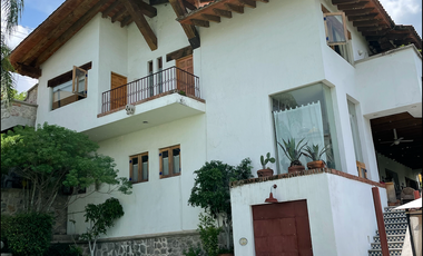 Residencia de lujo en Club de Golf Tabachines con alberca, jardín y loft independiente