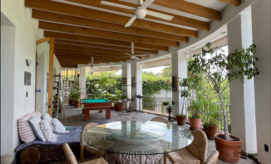 Residencia de lujo en Club de Golf Tabachines con alberca, jardín y loft independiente