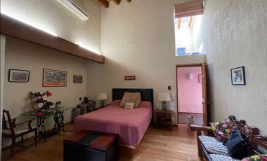 Residencia de lujo en Club de Golf Tabachines con alberca, jardín y loft independiente
