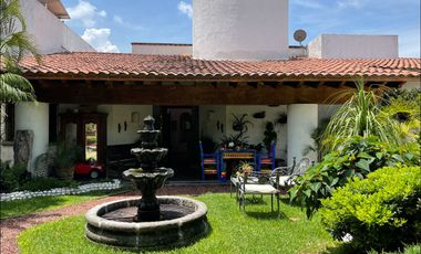 Residencia de lujo en Club de Golf Tabachines con alberca, jardín y loft independiente