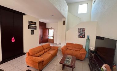 Casa en Venta en Miravalle con Amplio Jardín.