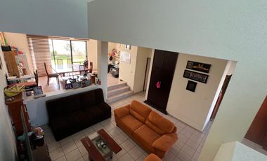 Casa en Venta en Miravalle con Amplio Jardín.