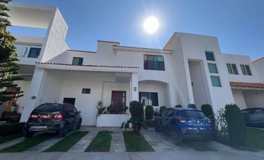 Casa en Venta en Miravalle con Amplio Jardín.