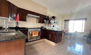 Casa en Venta en Miravalle con Amplio Jardín.