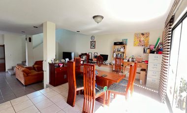 Casa en Venta en Miravalle con Amplio Jardín.