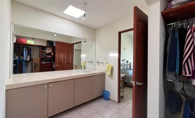 Casa en Venta en Miravalle con Amplio Jardín.