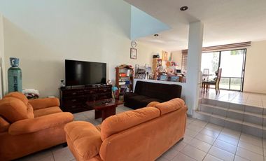 Casa en Venta en Miravalle con Amplio Jardín.