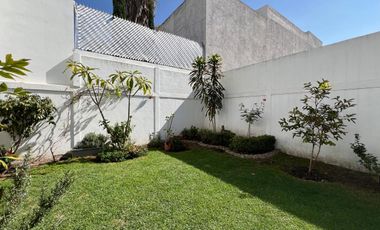 Casa en Venta en Miravalle con Amplio Jardín.