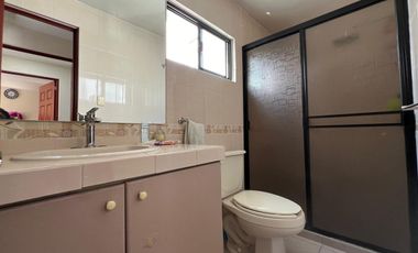 Casa en Venta en Miravalle con Amplio Jardín.