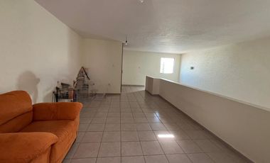 Casa en Venta en Miravalle con Amplio Jardín.