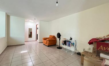 Casa en Venta en Miravalle con Amplio Jardín.