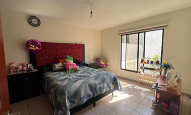 Casa en Venta en Miravalle con Amplio Jardín.