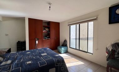 Casa en Venta en Miravalle con Amplio Jardín.