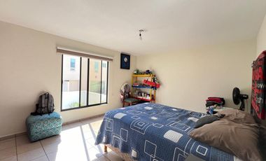 Casa en Venta en Miravalle con Amplio Jardín.