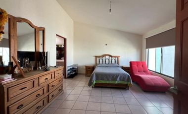 Casa en Venta en Miravalle con Amplio Jardín.