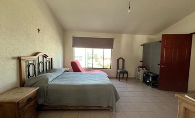 Casa en Venta en Miravalle con Amplio Jardín.