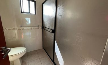 Casa en Venta en Miravalle con Amplio Jardín.