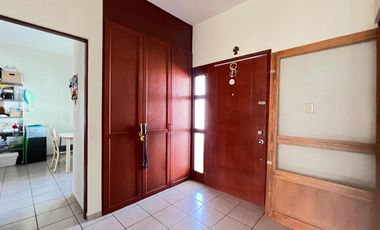 Casa en Venta en Miravalle con Amplio Jardín.