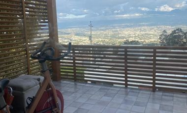 HERMOSA CASA EN CUMBAYA EXCELENTE UBICACION