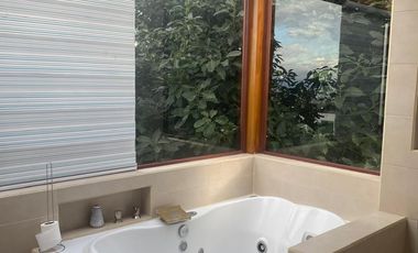 HERMOSA CASA EN CUMBAYA EXCELENTE UBICACION