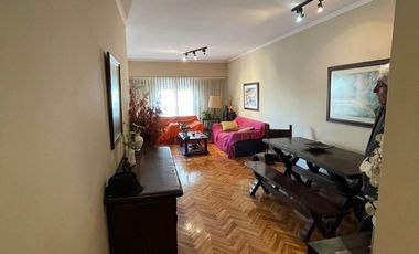 Excelente Departamento de frente, de 5 ambientes hy amueblado: