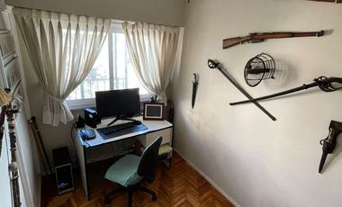 Excelente Departamento de frente, de 5 ambientes hy amueblado: