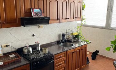 Excelente Departamento de frente, de 5 ambientes hy amueblado: