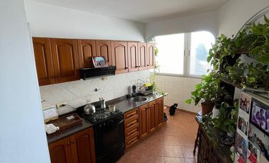 Excelente Departamento de frente, de 5 ambientes hy amueblado: