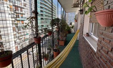 Excelente Departamento de frente, de 5 ambientes hy amueblado: