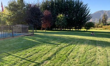 Invierte en felicidad: Venta de parcela en Los Manantiales de Melipilla  con piscina lista para disfrutar en familia.