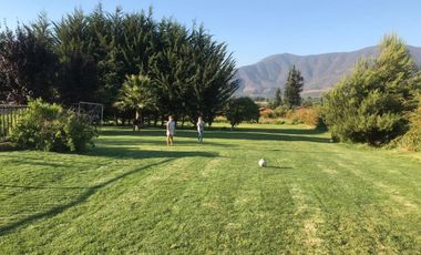 Invierte en felicidad: Venta de parcela en Los Manantiales de Melipilla  con piscina lista para disfrutar en familia.