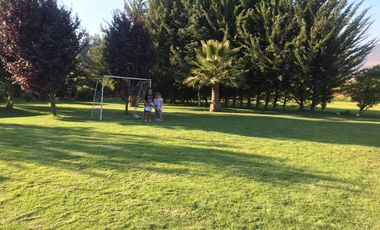 Invierte en felicidad: Venta de parcela en Los Manantiales de Melipilla  con piscina lista para disfrutar en familia.