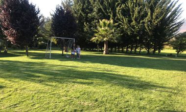 Invierte en felicidad: Venta de parcela en Los Manantiales de Melipilla  con piscina lista para disfrutar en familia.