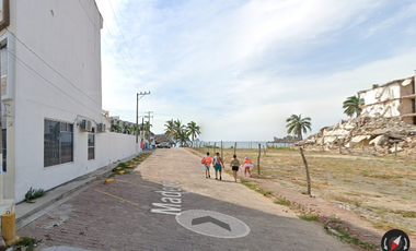 Excelente Hotel de 4 Niveles para uso comercial, con excelente ubicación, con estacionamiento en Cihuatlán Jalisco. Frente a la playa.