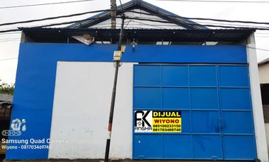 Gudang Tengah Kota Surabaya di Jalan Karang Asem Truk Besar Masuk