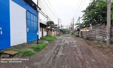 Gudang Tengah Kota Surabaya di Jalan Karang Asem Truk Besar Masuk