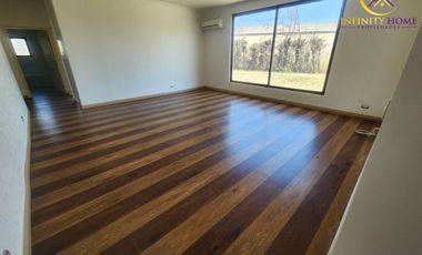 Excelente Parcela Ubicada Condominio Santa Luisa de Los Ingleses en Chicureo, Colina .-