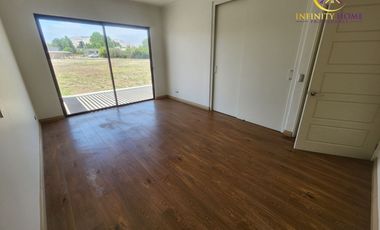 Excelente Parcela Ubicada Condominio Santa Luisa de Los Ingleses en Chicureo, Colina .-