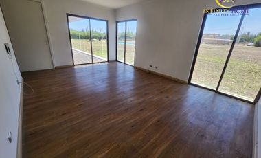 Excelente Parcela Ubicada Condominio Santa Luisa de Los Ingleses en Chicureo, Colina .-