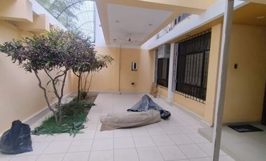 AMPLIA CASA EN VENTA O ALQUILER – URB. MIRAFLORES CASTILLA -PIURA