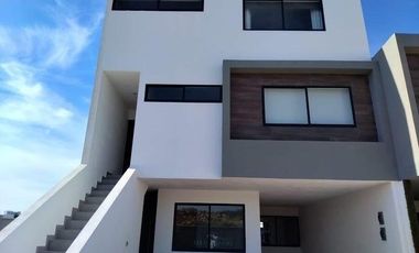 Zákia. Departamento en planta alta con 3 recámaras - VENTA