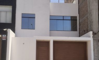 VENDO LINDA CASA EN ALTOS DEL VALLE MOCHE (ALORA)