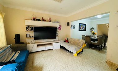 VENTA DE CASA  EN LA PERLA